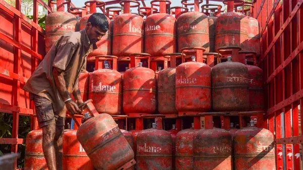 LPG Cylinder New Rule: सब्सिडी के लिए बायोमेट्रिक आधार ऑथेंटिकेशन हुआ अनिवार्य, जानें पूरा नियम