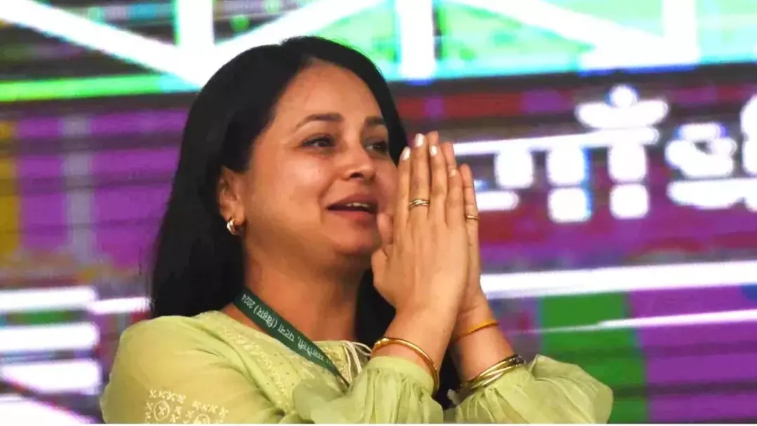 Rohini Acharya Patna: परिवार से विवाद के बाद पहली बार पटना पहुंचीं रोहिणी, लालू-राबड़ी खुद लेने पहुंचे
