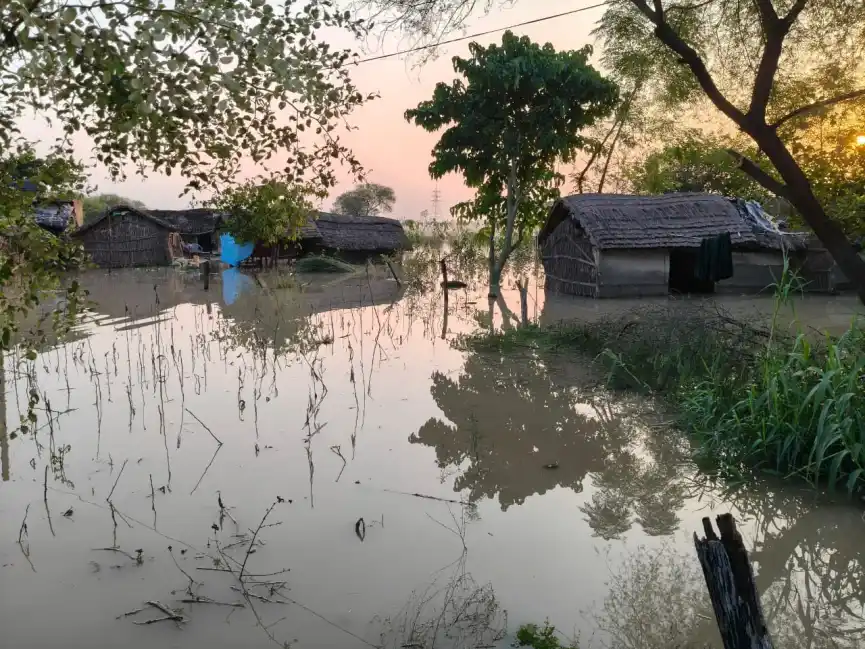 सारण में तटबंध टूटने के बाद पानापुर में बाढ़ का संकट, बिजली कटी तो ठप होगा मोबाइल नेटवर्क सारण में तटबंध टूटने के बाद पानापुर में बाढ़ का संकट, बिजली कटी तो ठप होगा मोबाइल नेटवर्क