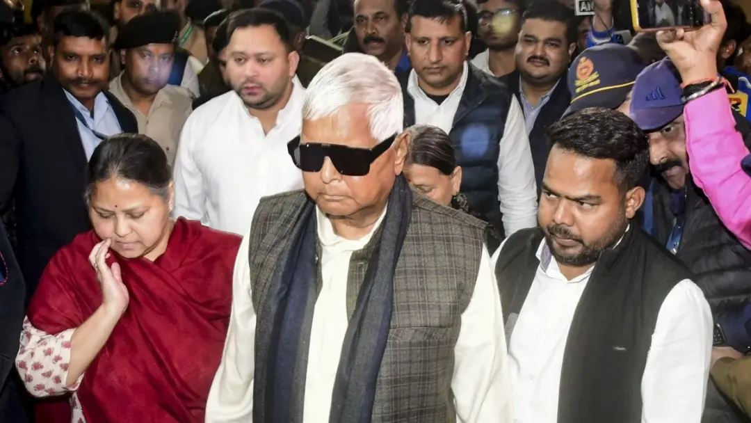 IRCTC घोटाला: लालू-राबड़ी दिल्ली रवाना, कल कोर्ट में पेशी | Tejashwi Yadav | Lalu Yadav News