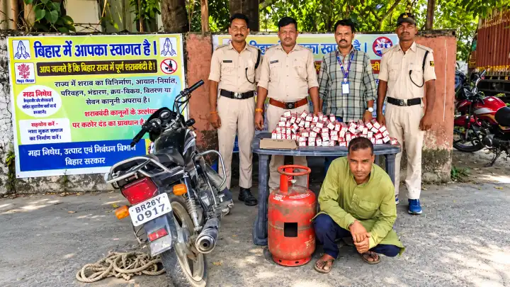 गोपालगंज में गैस सिलेंडर और बाइक के अंदर छिपाकर लाई जा रही थी शराब, उत्पाद विभाग ने पकड़ा