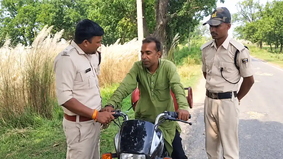 गोपालगंज में गैस सिलेंडर और बाइक के अंदर छिपाकर लाई जा रही थी शराब, उत्पाद विभाग ने पकड़ा