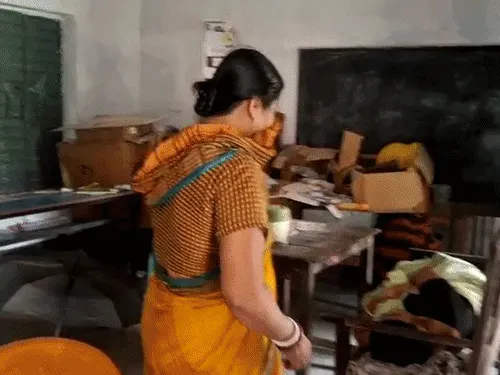 बेगूसराय के हर्ल कारखाने के पास तेज गंध से स्कूल में बच्चे और शिक्षक बेहाल, गैस रिसाव पर प्रबंधन का इनकार बेगूसराय के हर्ल कारखाने के पास तेज गंध से स्कूल में बच्चे और शिक्षक बेहाल, गैस रिसाव पर प्रबंधन का इनकार