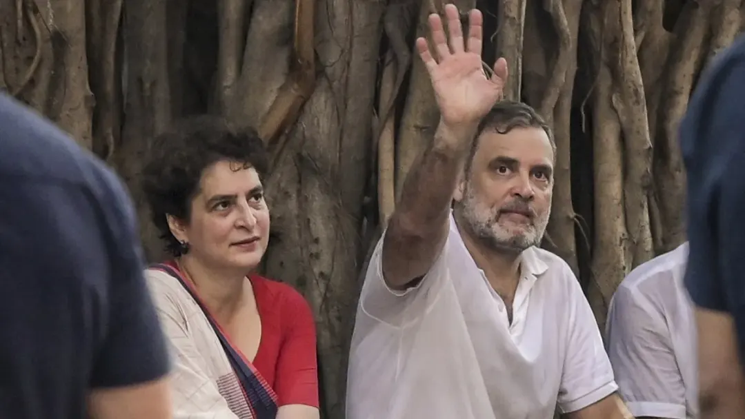 ज्ञानेश कुमार के इस्तीफे की मांग को लेकर आकाशवाणी भवन परिसर में राहुल और प्रियंका गांधी का धरना ज्ञानेश कुमार के इस्तीफे की मांग को लेकर आकाशवाणी भवन परिसर में राहुल और प्रियंका गांधी का धरना