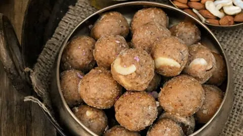 शारदीय नवरात्रि 2026: उपवास के दौरान मीठे की क्रेविंग दूर करने के लिए पहले से तैयार करें ये 5 फलाहारी मिठाइयां शारदीय नवरात्रि 2026: उपवास के दौरान मीठे की क्रेविंग दूर करने के लिए पहले से तैयार करें ये 5 फलाहारी मिठाइयां