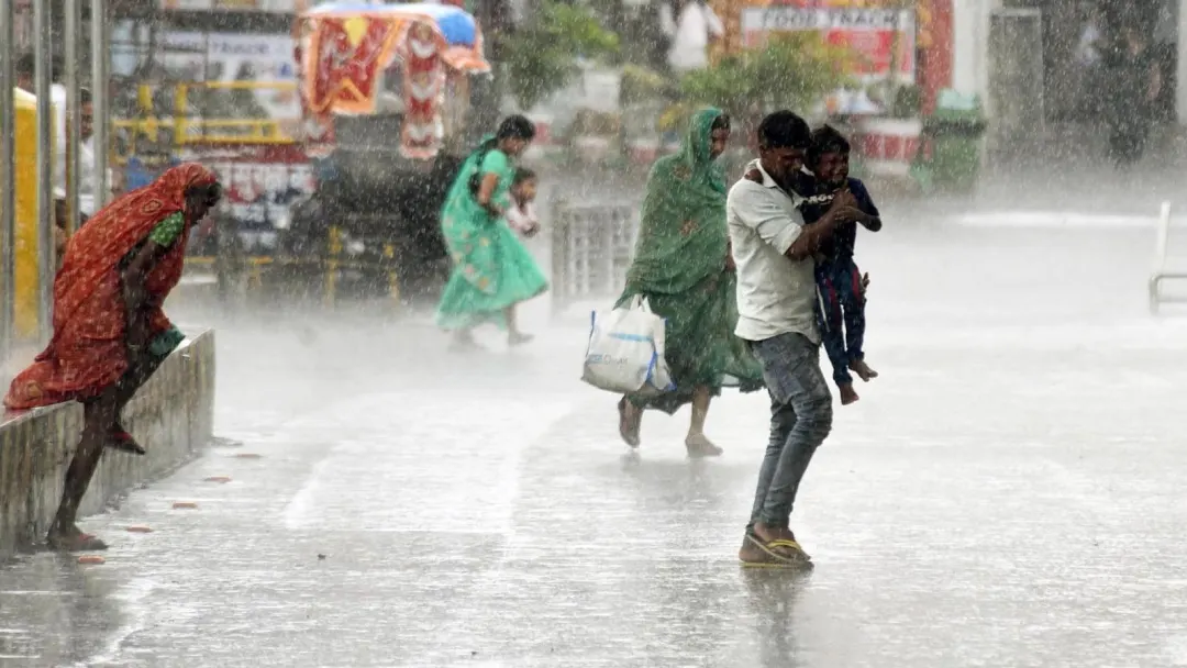 बिहार के 18 जिलों में बारिश और वज्रपात का येलो अलर्ट, पटना में उमस भरी गर्मी परेशान करेगी बिहार के 18 जिलों में बारिश और वज्रपात का येलो अलर्ट, पटना में उमस भरी गर्मी परेशान करेगी