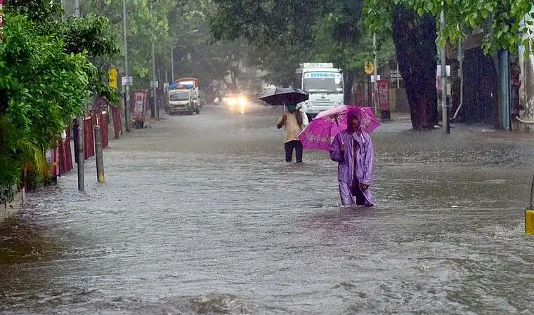 बिहार के 18 जिलों में बारिश और वज्रपात का येलो अलर्ट, पटना में उमस भरी गर्मी परेशान करेगी बिहार के 18 जिलों में बारिश और वज्रपात का येलो अलर्ट, पटना में उमस भरी गर्मी परेशान करेगी