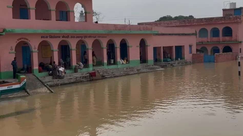 मुंगेर में गंगा के जलस्तर में 4 सेंटीमीटर की गिरावट, फिर भी खतरे के निशान से 75 सेमी ऊपर बह रही नदी; 40 हजार आबादी प्रभावित