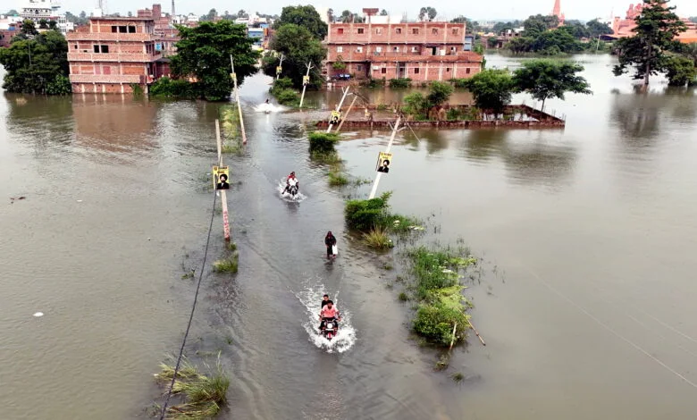 मुंगेर में गंगा के जलस्तर में 4 सेंटीमीटर की गिरावट, फिर भी खतरे के निशान से 75 सेमी ऊपर बह रही नदी; 40 हजार आबादी प्रभावित