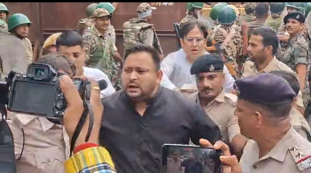 लोकभवन मार्च के दौरान तेजस्वी यादव हिरासत में, SDPO की गाड़ी में बैठाकर ले गई पुलिस