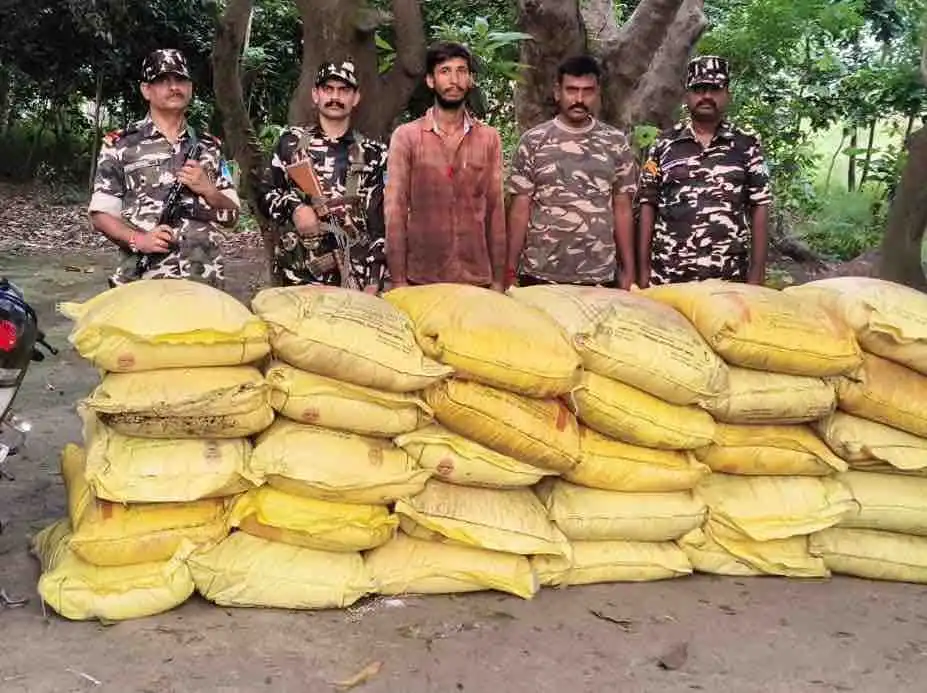 अररिया सीमा पर खाद तस्करी का भंडाफोड़: नेपाल में जब्त हुई 128 बोरी भारतीय यूरिया, आक्रोशित किसानों ने की जांच की मांग