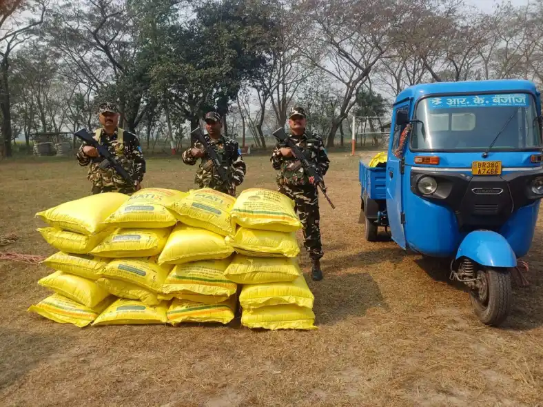 अररिया सीमा पर खाद तस्करी का भंडाफोड़: नेपाल में जब्त हुई 128 बोरी भारतीय यूरिया, आक्रोशित किसानों ने की जांच की मांग