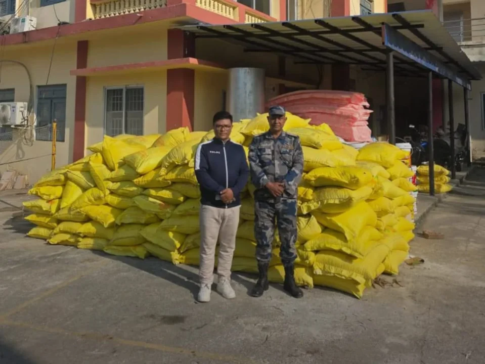 अररिया सीमा पर खाद तस्करी का भंडाफोड़: नेपाल में जब्त हुई 128 बोरी भारतीय यूरिया, आक्रोशित किसानों ने की जांच की मांग