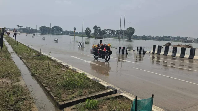 भागलपुर बाढ़ संकट: मुंगेर-मिर्जाचौकी ग्रीनफील्ड फोरलेन पर चढ़ा दो फीट पानी, पटना से सड़क संपर्क टूटने का खतरा