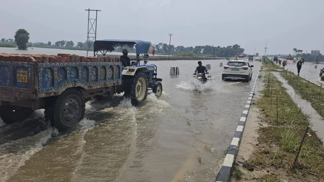 भागलपुर बाढ़ संकट: मुंगेर-मिर्जाचौकी ग्रीनफील्ड फोरलेन पर चढ़ा दो फीट पानी, पटना से सड़क संपर्क टूटने का खतरा
