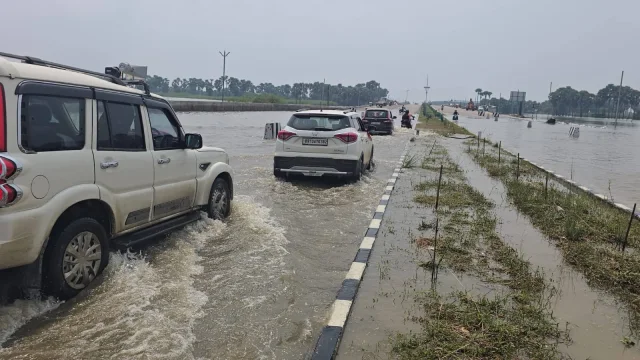 भागलपुर बाढ़ संकट: मुंगेर-मिर्जाचौकी ग्रीनफील्ड फोरलेन पर चढ़ा दो फीट पानी, पटना से सड़क संपर्क टूटने का खतरा