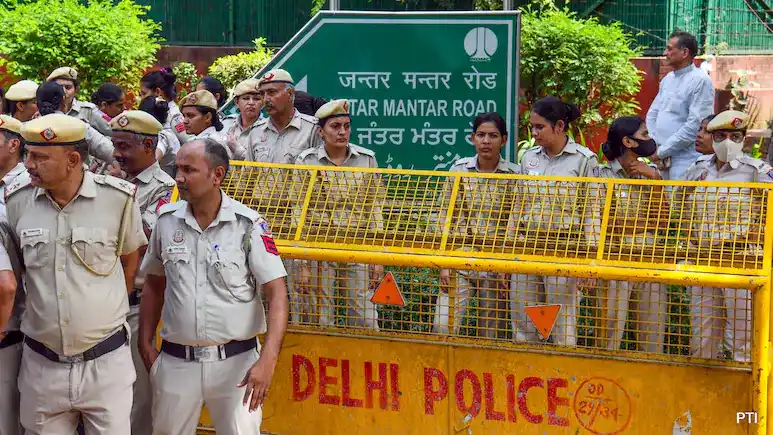 सुप्रीम कोर्ट का निर्देश, दिल्ली में मेट्रो और इंटरनेट सेवा बहाल हो, बैरिकेड्स भी हटाए जाएं