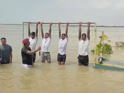 बाढ़ भी नहीं डिगा सकी हौसला: 5 फीट पानी में डूबा मैदान, भागलपुर में सड़कों और नावों पर सेना-दरोगा भर्ती की तैयारी