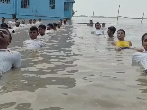 बाढ़ भी नहीं डिगा सकी हौसला: 5 फीट पानी में डूबा मैदान, भागलपुर में सड़कों और नावों पर सेना-दरोगा भर्ती की तैयारी