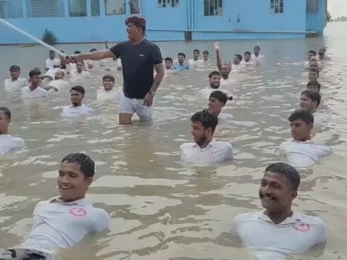 बाढ़ भी नहीं डिगा सकी हौसला: 5 फीट पानी में डूबा मैदान, भागलपुर में सड़कों और नावों पर सेना-दरोगा भर्ती की तैयारी