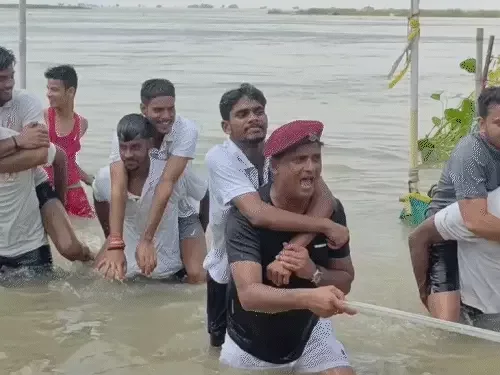 बाढ़ भी नहीं डिगा सकी हौसला: 5 फीट पानी में डूबा मैदान, भागलपुर में सड़कों और नावों पर सेना-दरोगा भर्ती की तैयारी