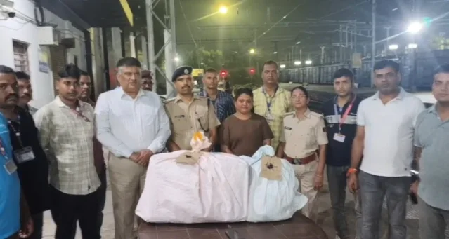 राजधानी एक्सप्रेस में महिला यात्री के बैग से 7 लाख का गांजा बरामद, गया जंक्शन पर आरपीएफ की बड़ी कार्रवाई