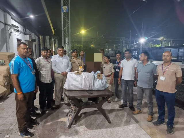 राजधानी एक्सप्रेस में महिला यात्री के बैग से 7 लाख का गांजा बरामद, गया जंक्शन पर आरपीएफ की बड़ी कार्रवाई
