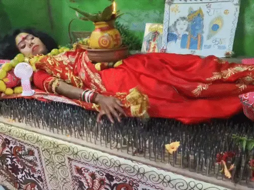 वैशाली में 35 किलो कीलों पर लेटकर 17 वर्षीय निशा कर रही कठिन साधना, देखने उमड़ी भीड़ वैशाली में 35 किलो कीलों पर लेटकर 17 वर्षीय निशा कर रही कठिन साधना, देखने उमड़ी भीड़