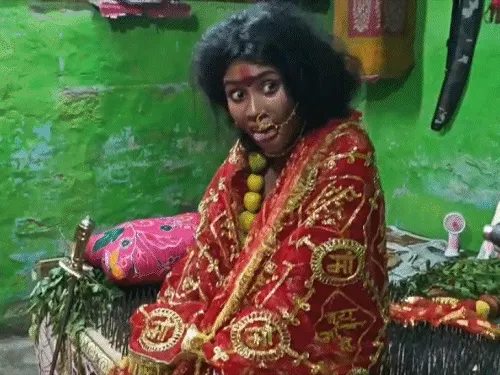 वैशाली में 35 किलो कीलों पर लेटकर 17 वर्षीय निशा कर रही कठिन साधना, देखने उमड़ी भीड़ वैशाली में 35 किलो कीलों पर लेटकर 17 वर्षीय निशा कर रही कठिन साधना, देखने उमड़ी भीड़