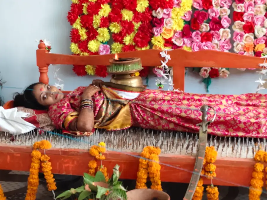 वैशाली में 35 किलो कीलों पर लेटकर 17 वर्षीय निशा कर रही कठिन साधना, देखने उमड़ी भीड़