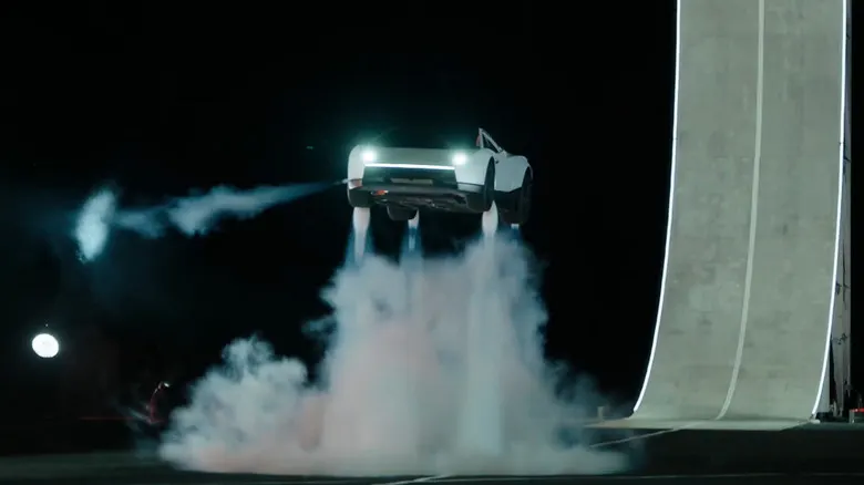 Tesla Flying Car: हवा में उड़ती कार ने मचाया तहलका