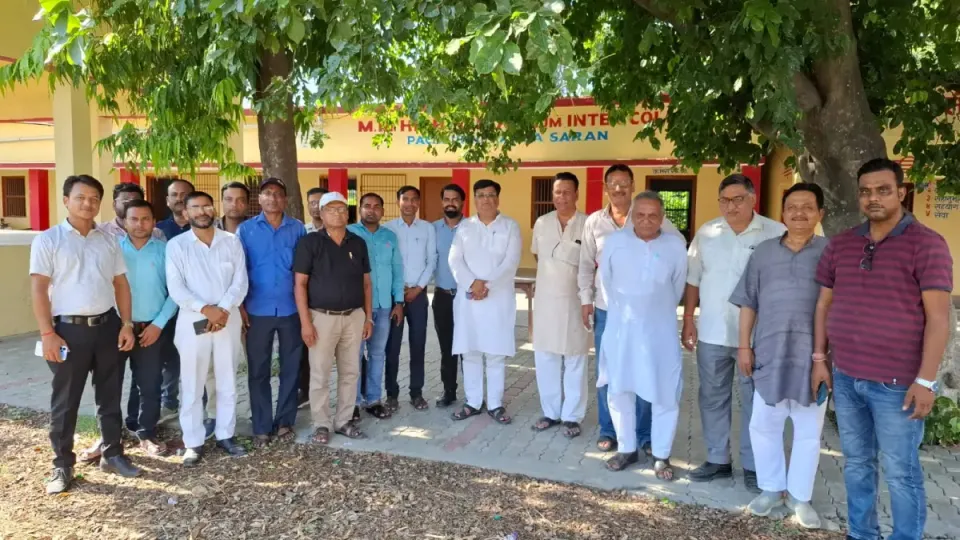 अमनौर में शिक्षकों से मिले आनंद पुष्कर, हर समस्या के समाधान का दिलाया भरोसा