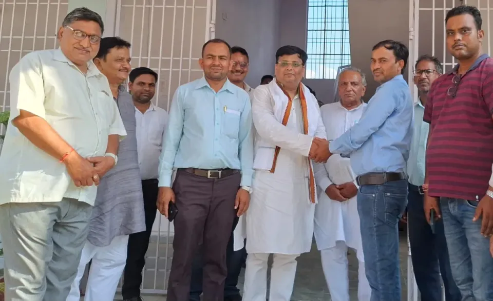 अमनौर में शिक्षकों से मिले आनंद पुष्कर, हर समस्या के समाधान का दिलाया भरोसा