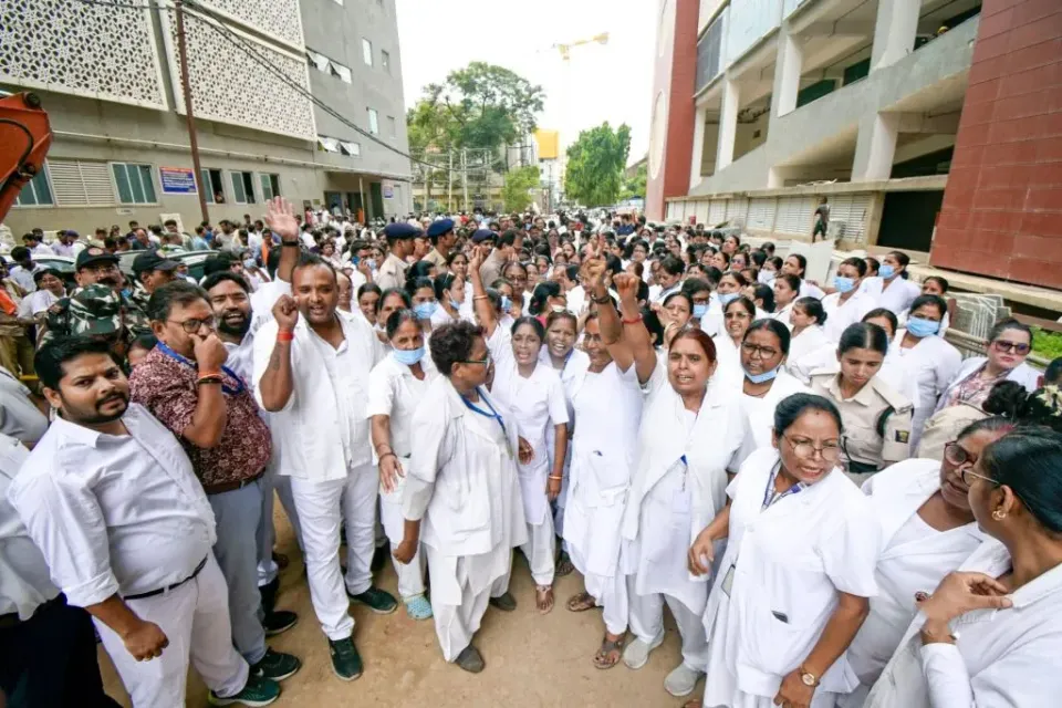PMCH में इमरजेंसी और ओटी ठप, नर्सों की हड़ताल: बोलीं- 'जूनियर डॉक्टर्स हैं या गुंडे', सीनियर नर्स से मारपीट का विरोध