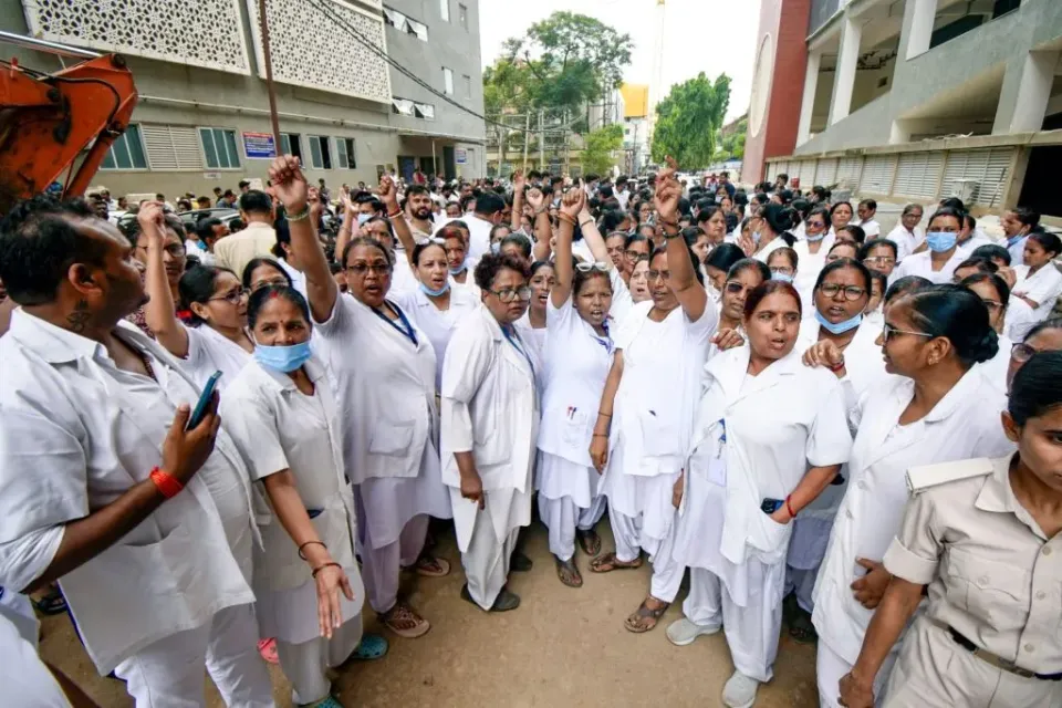 PMCH में इमरजेंसी और ओटी ठप, नर्सों की हड़ताल: बोलीं- 'जूनियर डॉक्टर्स हैं या गुंडे', सीनियर नर्स से मारपीट का विरोध