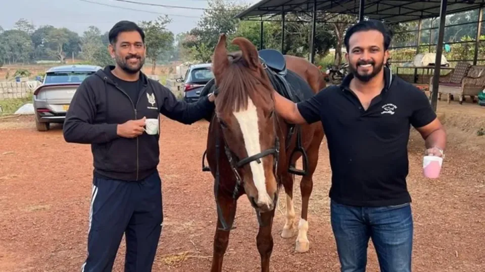 रेलवे स्टेशन के केबिन से रांची के खेतों तक: महेंद्र सिंह धोनी के 'कैप्टन कूल' से 'किसान पुत्र' बनने की अनकही यात्रा