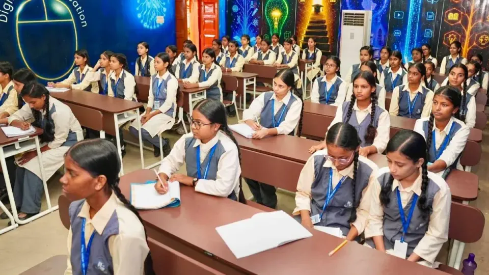 बिहार: CM सम्राट चौधरी ने दी बड़ी सौगात, पटना के 10 स्कूलों में JEE और NEET की FREE कोचिंग शुरू