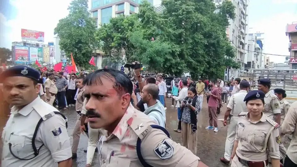 पटना में अभ्यर्थियों के प्रदर्शन के दौरान पुलिस और प्रदर्शनकारियों के बीच गतिरोध