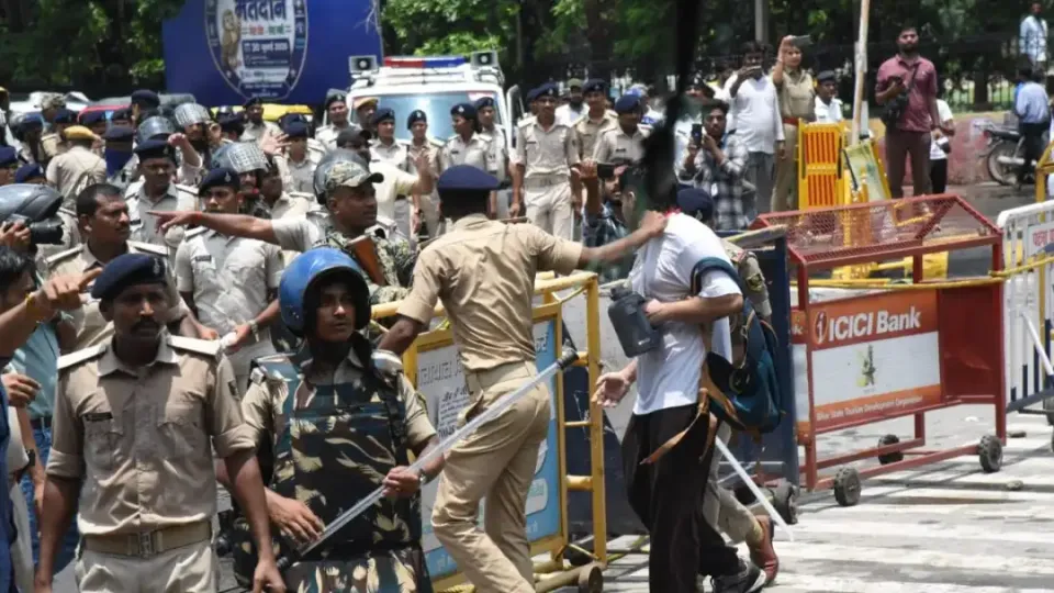 पटना में अभ्यर्थियों के प्रदर्शन के दौरान पुलिस और प्रदर्शनकारियों के बीच गतिरोध