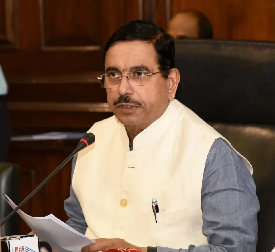 New Education Minister: कौन हैं प्रहलाद जोशी, शिक्षा मंत्री की जिम्मेदारी कैसे निभाएंगे?