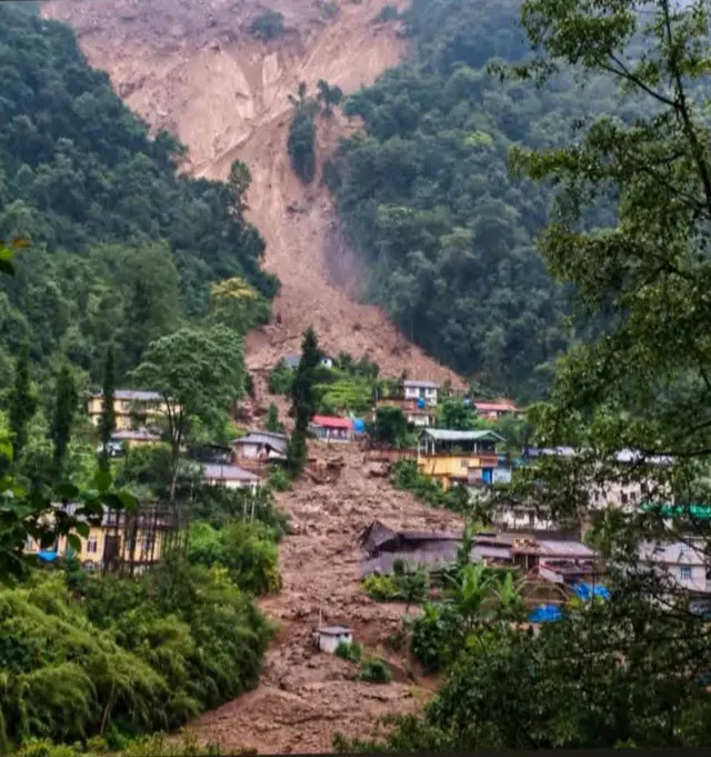 Sikkim Landslide: सिक्किम में भारी बारिश के बाद लैंडस्लाइड, कई घर तबाह, गांव की ओर बहा मलबा