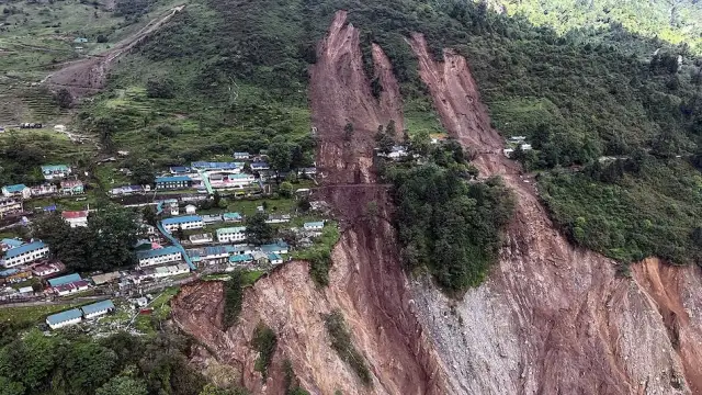 Sikkim Landslide: सिक्किम में भारी बारिश के बाद लैंडस्लाइड, कई घर तबाह, गांव की ओर बहा मलबा