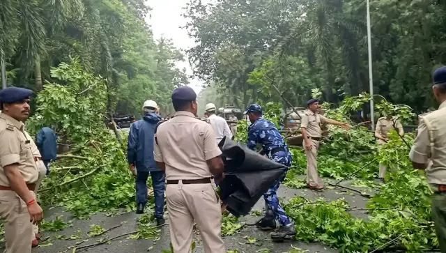 CM सम्राट चौधरी अंदर, बाहर गिरा विशाल पेड़, मची अफरा-तफरी; पटना में भारी बारिश का अलर्ट