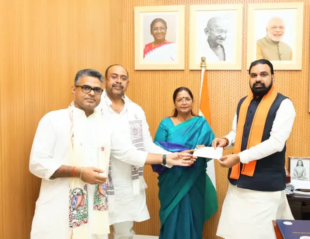 बिहार बाढ़ पीड़ितों की मदद के लिए आगे आए जनप्रतिनिधि, मुख्यमंत्री राहत कोष में दिया दान