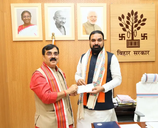 बिहार बाढ़ पीड़ितों की मदद के लिए आगे आए जनप्रतिनिधि, मुख्यमंत्री राहत कोष में दिया दान