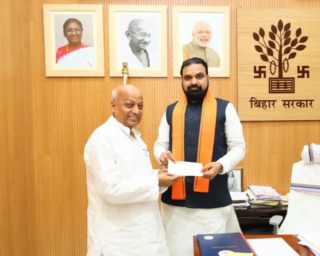 बिहार बाढ़ पीड़ितों की मदद के लिए आगे आए जनप्रतिनिधि, मुख्यमंत्री राहत कोष में दिया दान