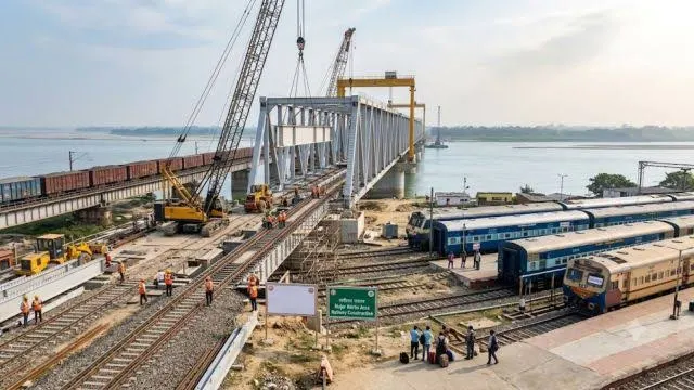 Train Cancelled: आज 32 ट्रेनें रद्द, 30 का बदला रूट | Bihar Train News | Mokama Rail Bridge