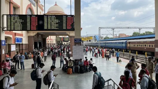 Train Cancelled: आज 32 ट्रेनें रद्द, 30 का बदला रूट | Bihar Train News | Mokama Rail Bridge